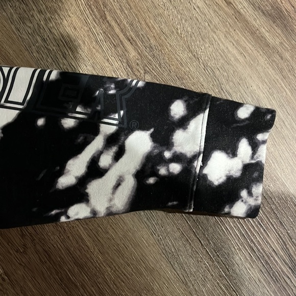 Matching Hollister set in a size, XL (hoodie and shirt) large (shorts) - Picture 5 of 9